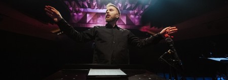 „Fascynuje mnie robienie rzeczy na granicy gatunków”. Wywiad z Nikolą Kołodziejczykiem